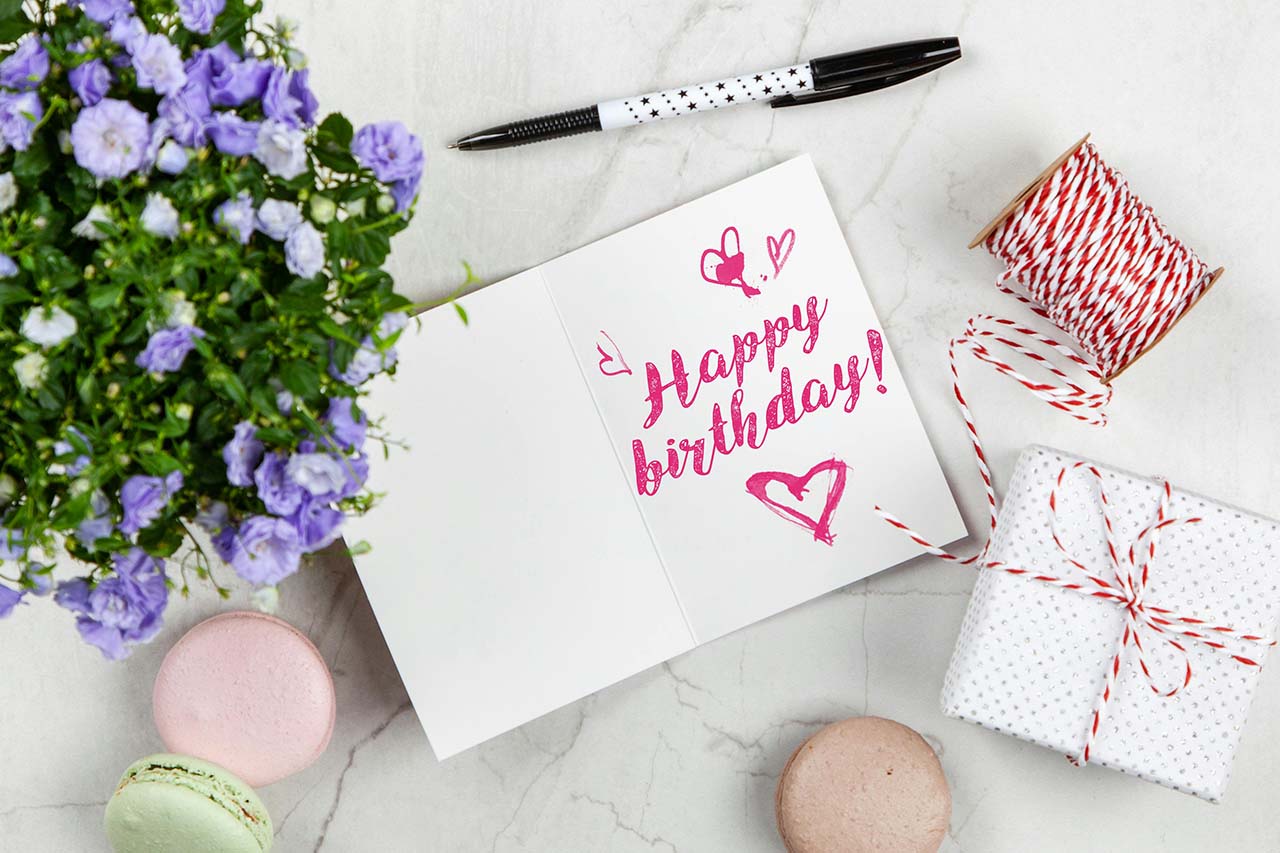 メッセージカードにHappy birthdayの文字が書かれている