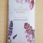 Ashleigh & Burwoodのワイルドラベンダー&ライラックの香りのサシェ。白地にラベンダーとライラックの花が描かれたパッケージ。