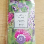 Ashleigh & Burwoodのラベンダー&ベルガモットの香りのサシェ。グリーンとピンクの花柄に紫のリボンが付いたパッケージ。