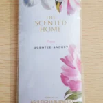 Ashleigh & Burwoodのピオニーの香りのサシェ。白地にピンクの花が描かれた上品なフローラルデザインのパッケージ。