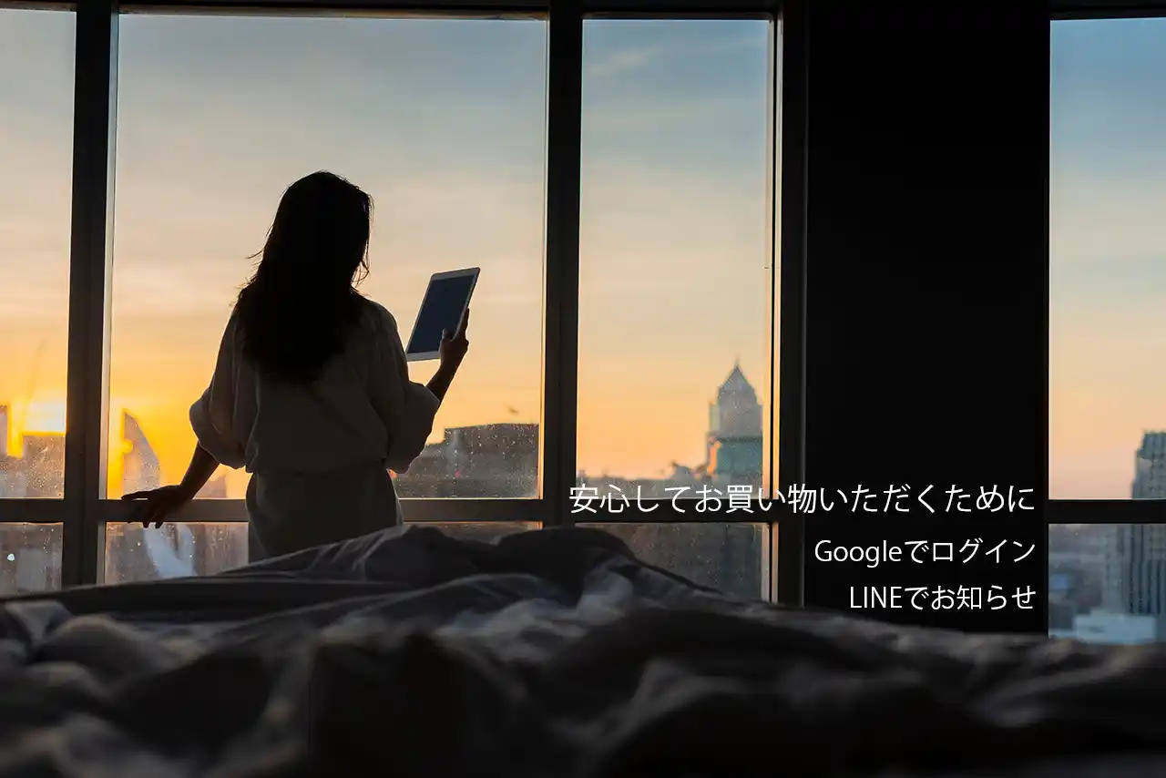 夕暮れの部屋でデバイスを見る女性｜安心して使えるオンラインショッピングのイメージ